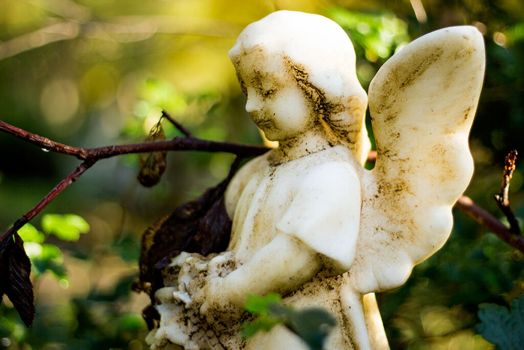 Zdjęcie na cmentarzu - aniołek rzeźba